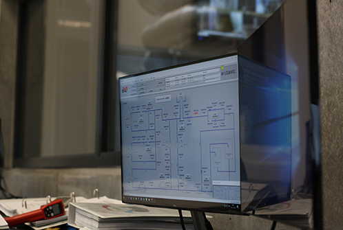 Et forklarende billede af et SCADA-system. Hvad er SCADA? Her ses et billede af et SCADA-system. SCADA giver overblik i SRO.
